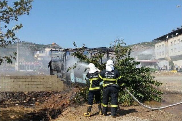 Seyir Halindeki Dolmuş Alev Alev Yandı