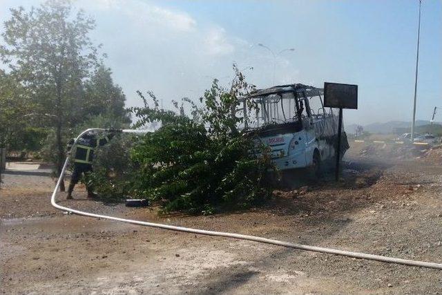 Seyir Halindeki Dolmuş Alev Alev Yandı