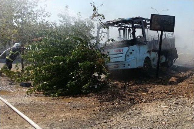 Seyir Halindeki Dolmuş Alev Alev Yandı