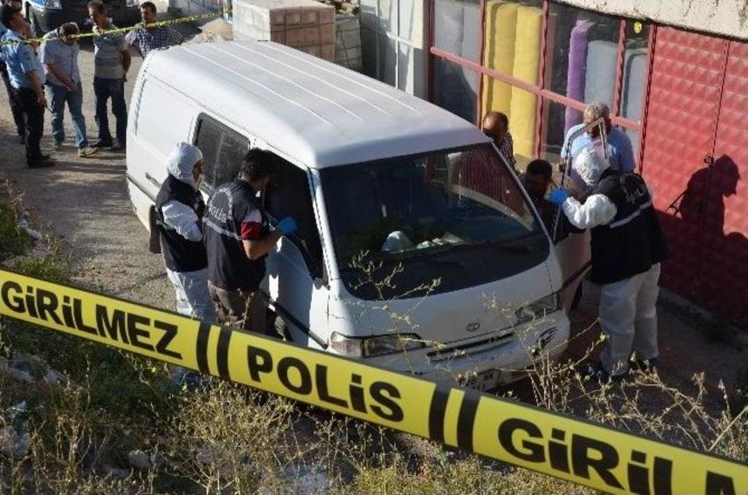 Minib&uuml;ste Erkek Cesedi Bulundu