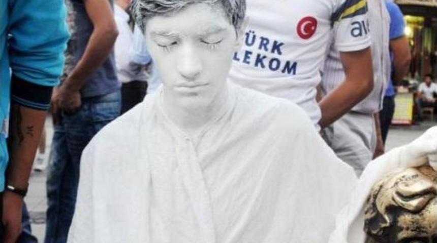 Gaziantep&rsquo;Te Ter&ouml;r Olaylarına 'canlı Heykel'li Protesto