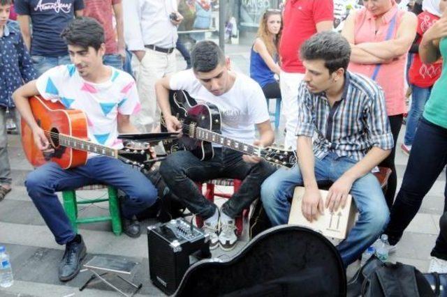 Gaziantep’Te Terör Olaylarına 'canlı Heykel'li Protesto