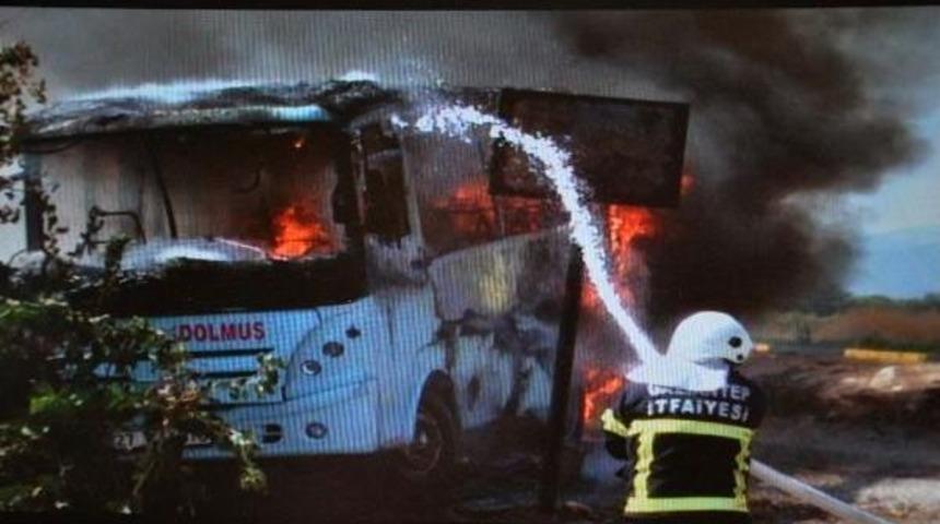 İslahiye'de Seyir Halindeki Midib&uuml;s Yandı