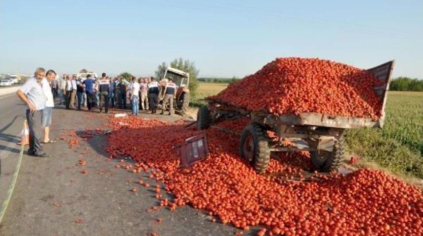 Tır, Domates Y&uuml;kl&uuml; Trakt&ouml;re &Ccedil;arptı, Eski Muhtar &Ouml;ld&uuml;
