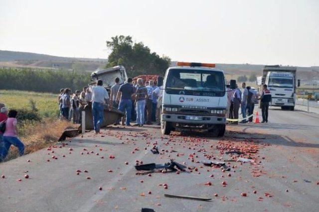 Tır, Domates Yüklü Traktöre Çarptı, Eski Muhtar Öldü