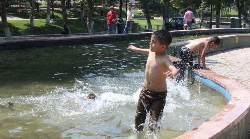 Sıcak Havadan Bunalan &Ccedil;ocuklar S&uuml;s Havuzlarında Serinledi