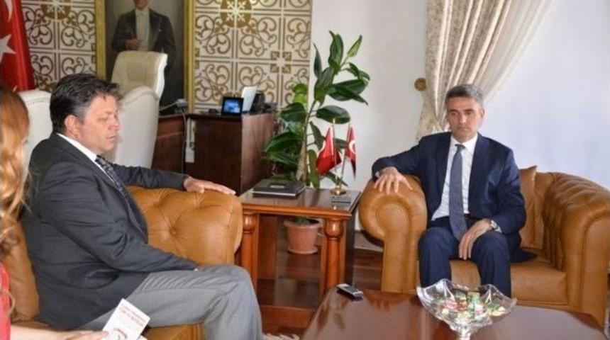 Vali Baruş, Kızılay&rsquo;a Kurban Bağışında Bulundu