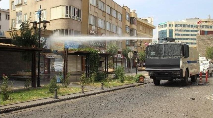 Operasyon B&ouml;lgesine Girmeye &Ccedil;alışanlara Polis M&uuml;dahale Etti