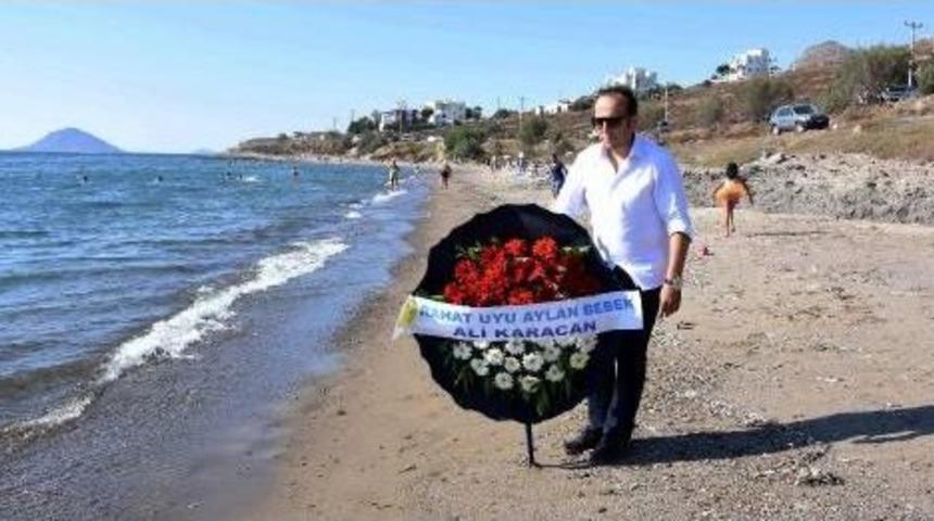 Minik Aylan'ın Can Verdiği Yere &Ccedil;elenk Bırakıldı