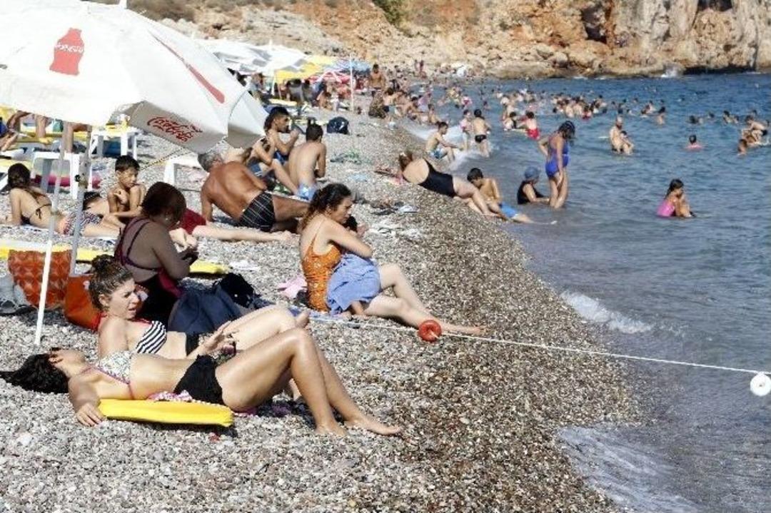 Konyaaltı Sahilinde Hafta Sonu Kalabalığı