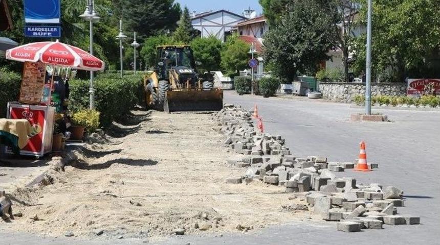 Sapanca Belediyesi &Ouml;zkum Caddesi Parkelerini D&uuml;zenliyor