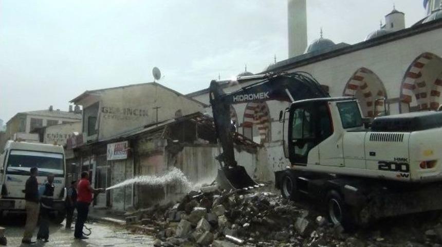 Erciş&rsquo;te İş Yerlerinin Yıkımına Başlandı