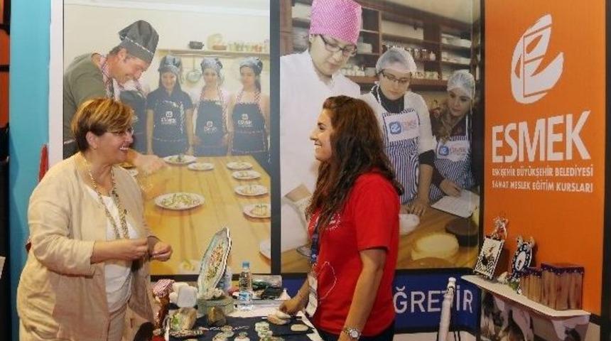 Konak Belediye Başkanı Sema Pekdaş Fuarda Eskişehir Alanını Ziyaret Etti