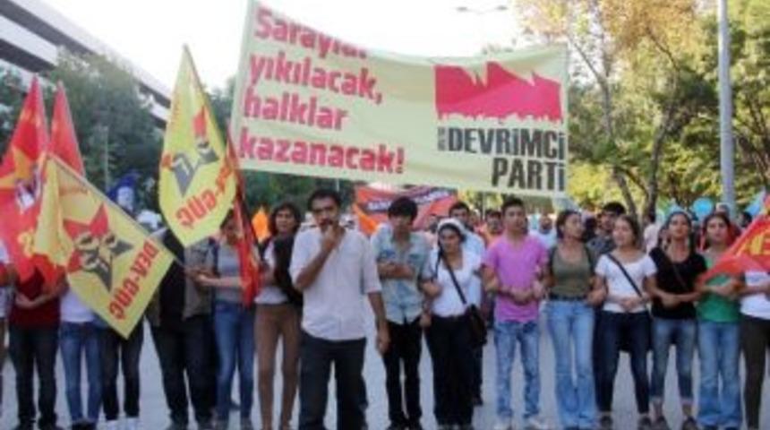 D&uuml;nya Barış G&uuml;n&uuml; Mitinginde Pankart Gerilimi