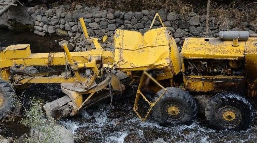 Dereye U&ccedil;an İş Makinasında S&uuml;r&uuml;c&uuml; Sıkışarak Can Verdi