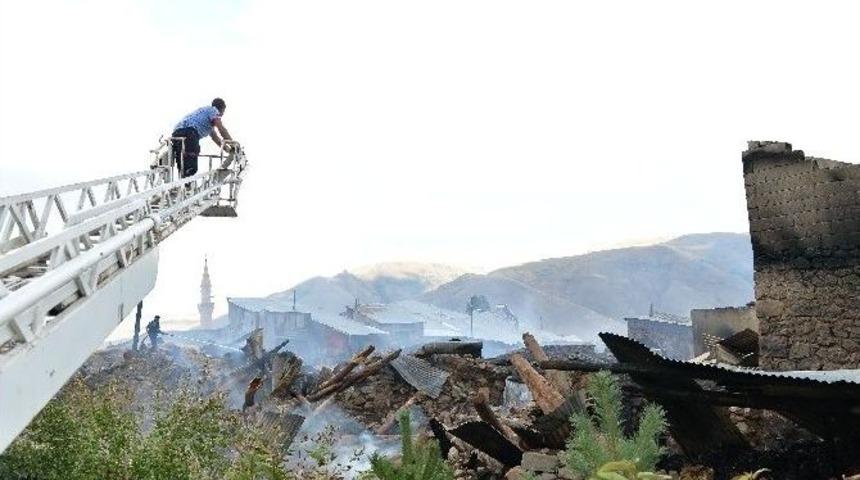 Erzurum&rsquo;da &Ccedil;ıkan Yangında 10 Ev, 15 Ahır Yandı, 25 B&uuml;y&uuml;kbaş Hayvan Telef Oldu