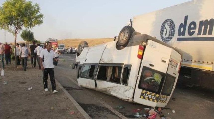 Şanlıurfa'da Tarım Işçilerini Taşıyan Minibüs Devrildi: 14 Yaralı