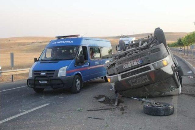 Şanlıurfa'da Tarım Işçilerini Taşıyan Minibüs Devrildi: 14 Yaralı