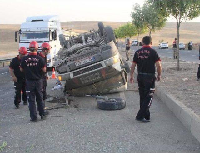 Şanlıurfa'da Tarım Işçilerini Taşıyan Minibüs Devrildi: 14 Yaralı