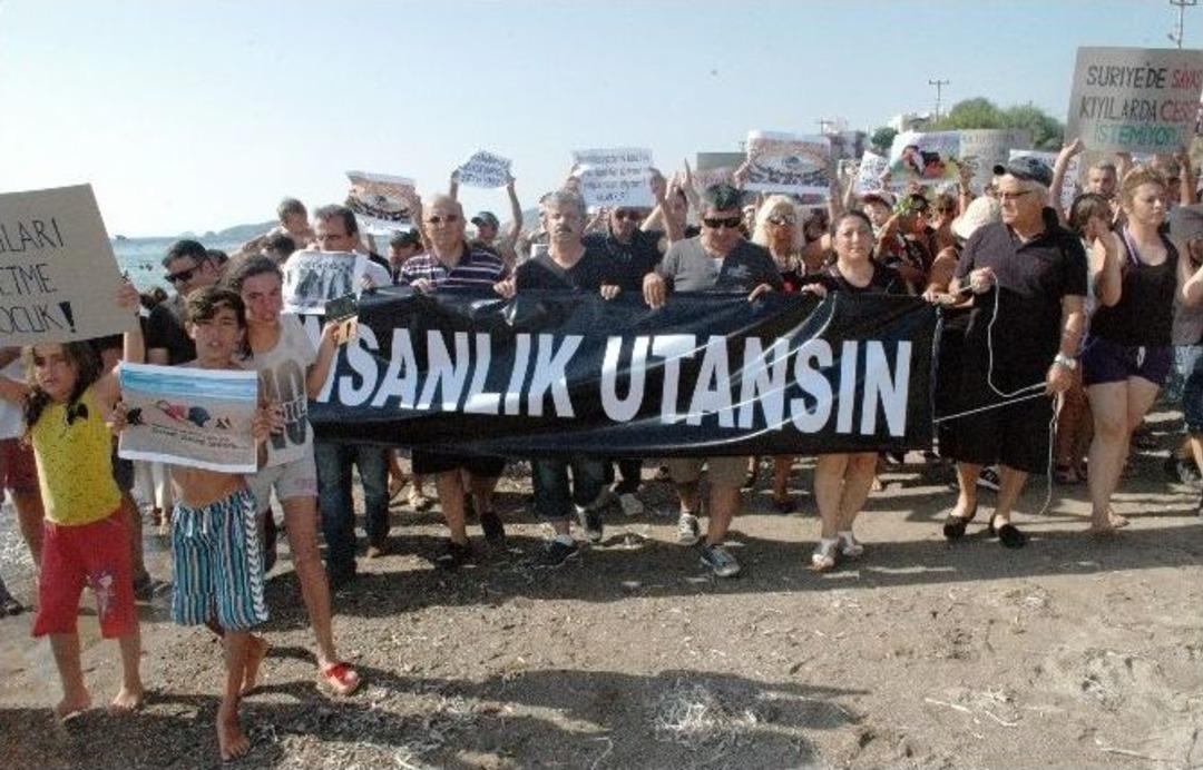 Minik Aylan İ&ccedil;in Denize Oyuncak Attılar