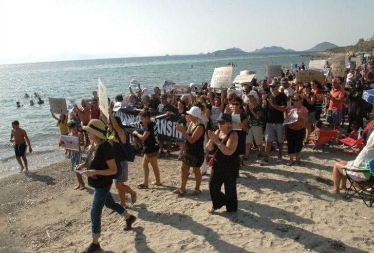 Minik Aylan İçin Denize Oyuncak Attılar G1