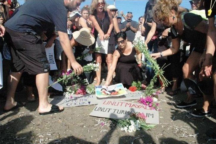 Minik Aylan İçin Denize Oyuncak Attılar G2