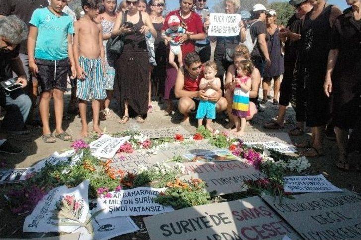 Minik Aylan İçin Denize Oyuncak Attılar G3