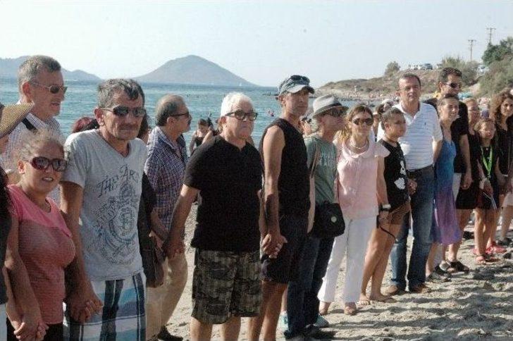 Minik Aylan İçin Denize Oyuncak Attılar G4