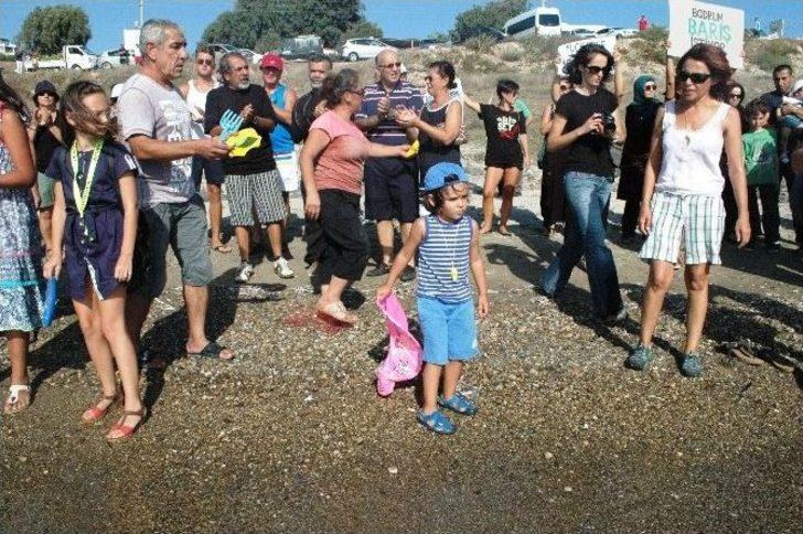 Minik Aylan İçin Denize Oyuncak Attılar G5