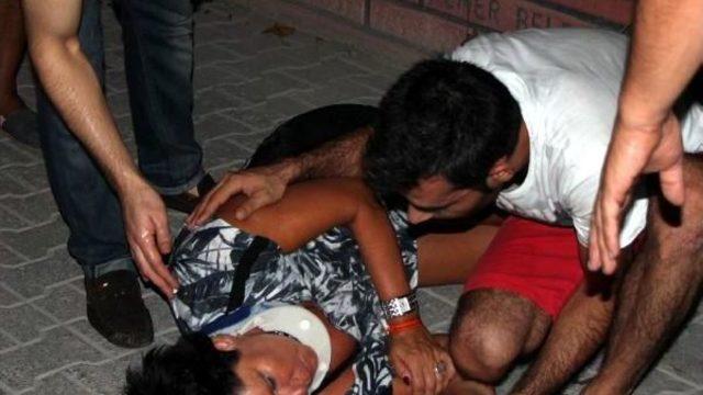 Yol Kenarında Otomobilin Çarptığı 2 Turist Yaralandı