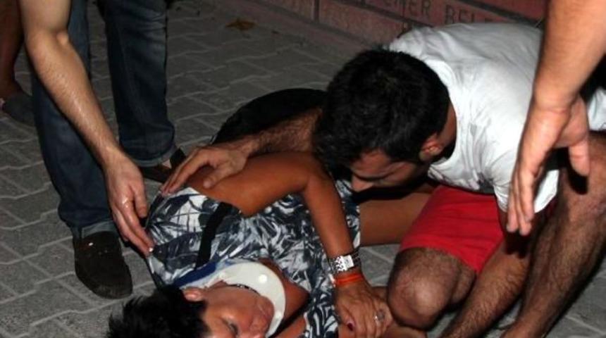 Yol Kenarında Otomobilin &Ccedil;arptığı 2 Turist Yaralandı