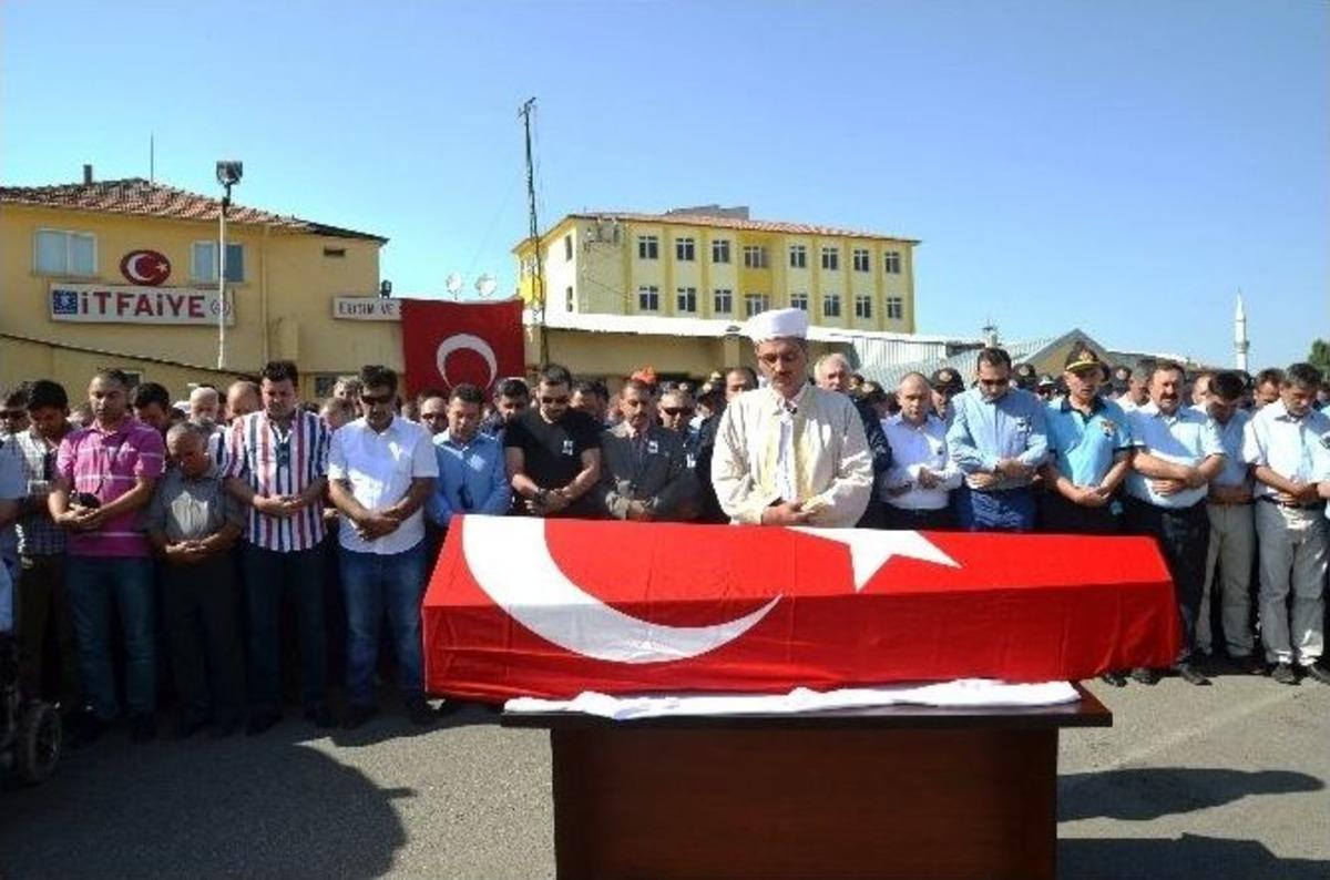 Yangında Hayatını Kaybeden İtfaiye Eri Toprağa Verildi