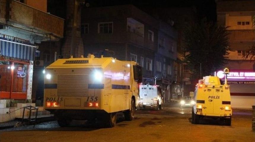 Polis Ara&ccedil;larına Molotoflu Saldırı
