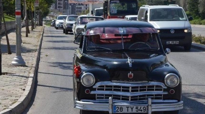 Huzurevini Antika Arabalarla Ziyaret Ettiler