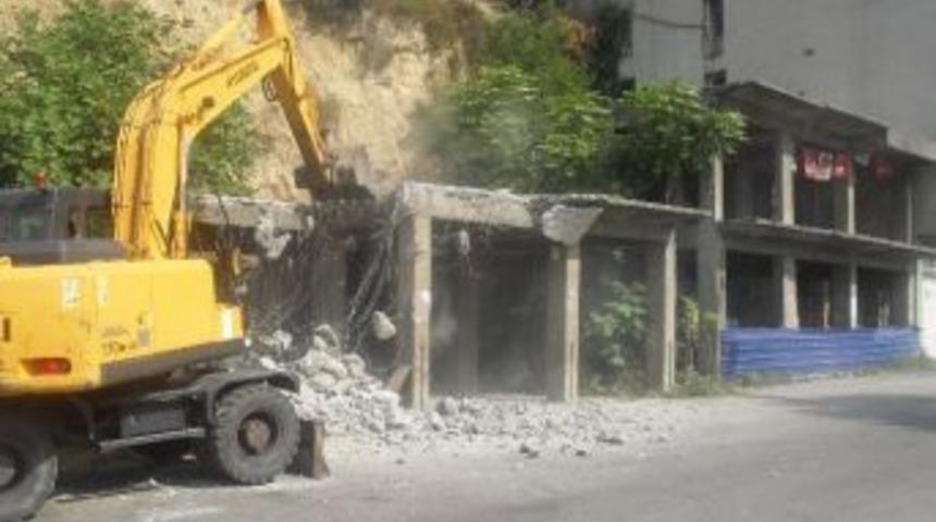 Veliahmet&rsquo;teki Eski Yapı Yıkıldı