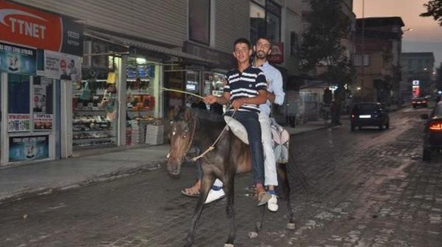 Motosikletlerine Kesilen Cezayı At Binerek Protesto Ettiler