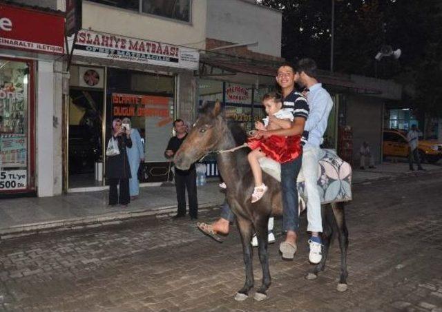 Motosikletlerine Kesilen Cezayı At Binerek Protesto Ettiler