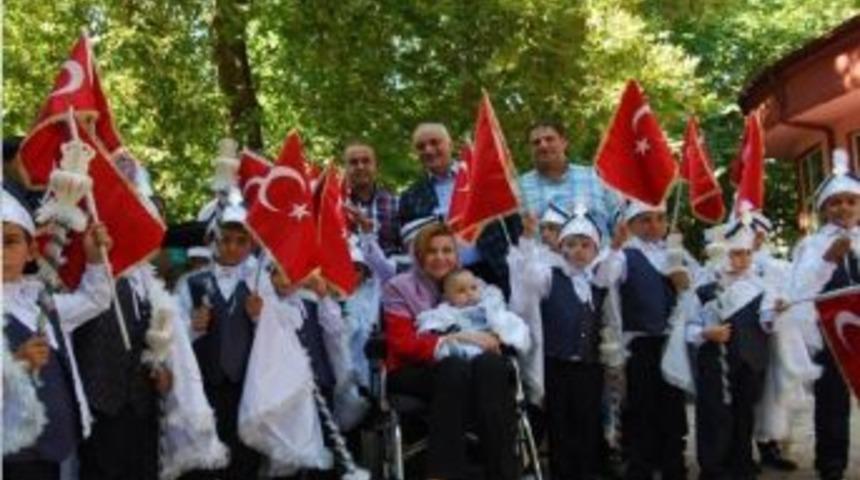 Kurtuluş Şenliklerinde Erkekliğe İlk Adımı Attılar