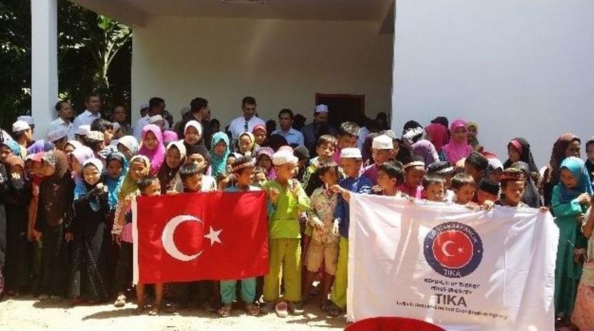 Tika, Kamboçyalı Çocuklar İçin Okul İnşa Etti