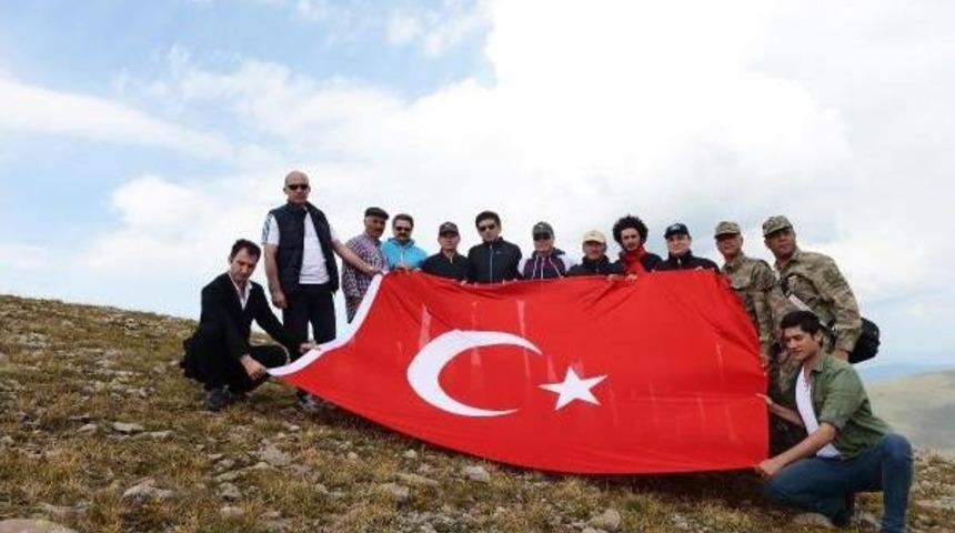 Vali Deniz, 3 Bin Metrelik Cin Dağı Zirvesinde Bayrak A&ccedil;tı