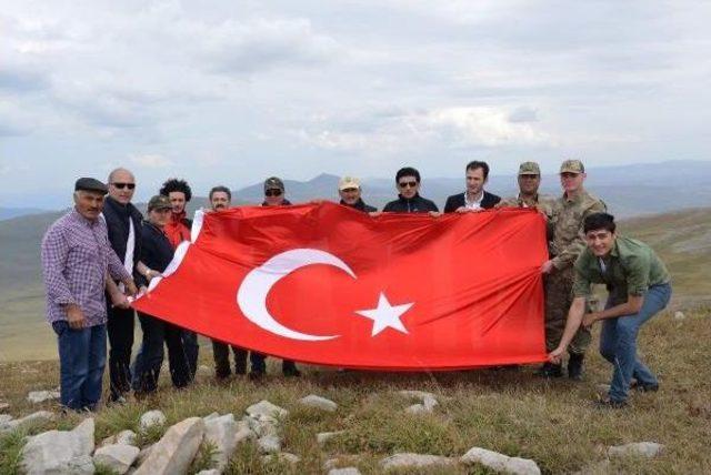 Vali Deniz, 3 Bin Metrelik Cin Dağı Zirvesinde Bayrak Açtı