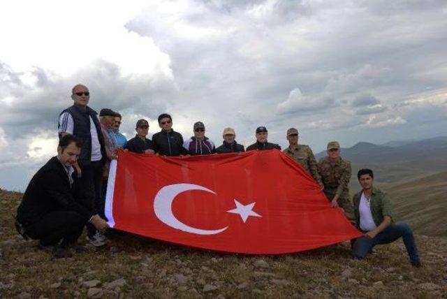 Vali Deniz, 3 Bin Metrelik Cin Dağı Zirvesinde Bayrak Açtı