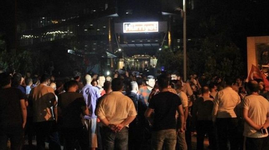 H&uuml;rriyet Gazetesi &Ouml;n&uuml;nde Protesto