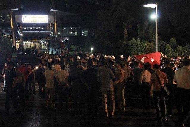 H&uuml;rriyet Gazetesi &Ouml;n&uuml;nde Protesto 1