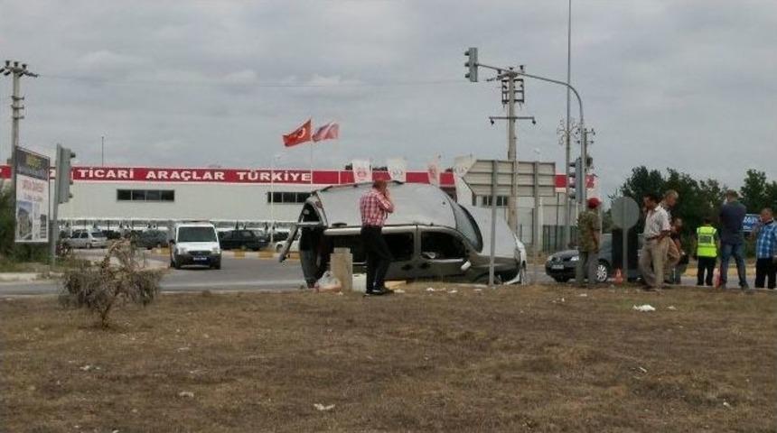 Otomobille Panelvan &Ccedil;arpıştı: İki Yaralı