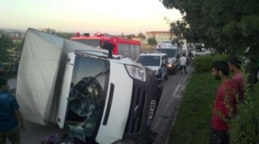 Kamyonetle Otomobil &Ccedil;arpıştı: 2 Yaralı