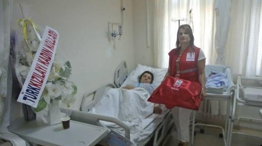 Annelerin Y&uuml;z&uuml; T&uuml;rk Kızılayı İle G&uuml;l&uuml;yor