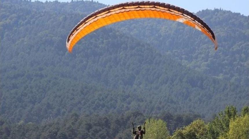 Yenicede Yama&ccedil; Paraş&uuml;t&ccedil;&uuml;lerinin U&ccedil;uşları S&uuml;r&uuml;yor