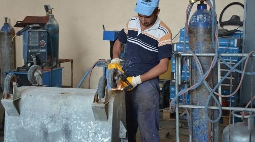 Seyitgazi Belediyesi&rsquo;nin &Ccedil;&ouml;p Konteynerlerini Onarım &Ccedil;alışmaları