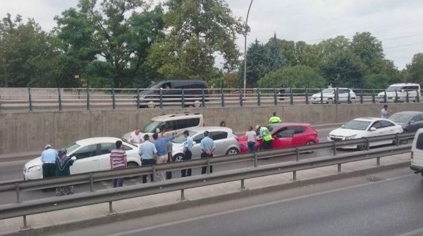 İzmit&rsquo;te Zincirleme Trafik Kazası: 1 Yaralı